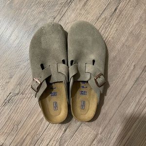 Brand new Birkenstock Boston Soft Footbed Suede Clog
Taupe
Size EU 39/ US 8-8.5